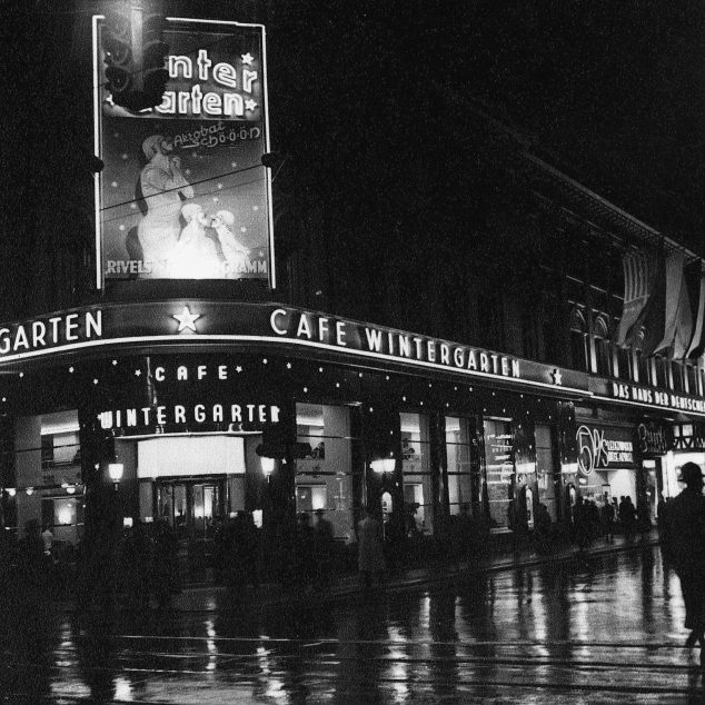 Berlin, Nachtaufnahme Cafe Wintergarten  Berlin, Cafe und Variete-Theater Wintergarten, Friedrichstrasse / Ecke Dorotheenstrasse. - Nachtaufnahme mit Plakat Charlie Rivel Foto, um 1930. | © DPA Picture Alliance